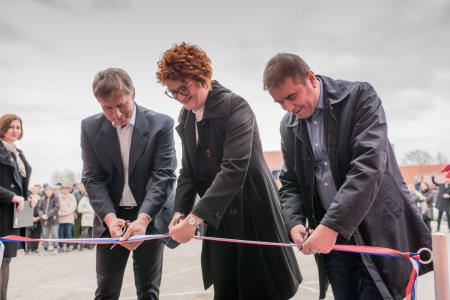 Slavnostni prerez traku Foto Spar